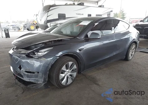 2023 Tesla Model Y Awd/Long Range Dual Motor All-Wheel Drive z USA, uszkodzony, nr VIN 7SAYGDEE3PA121904
